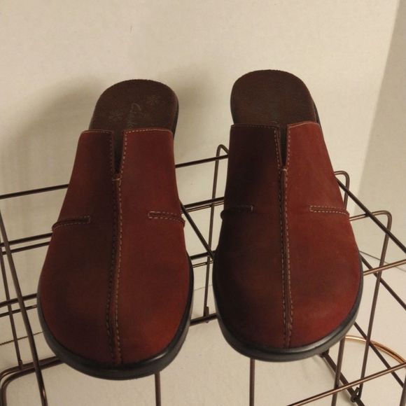 Clarks Mule SlipOn Clog Burgundy Size 7 Like New Burgundy Mule Clark Shoe Size 7 - Picture 1 of 8